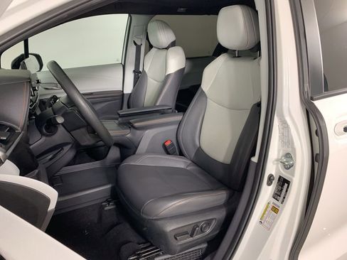 Used 2024 Toyota Sienna Platinum image 29