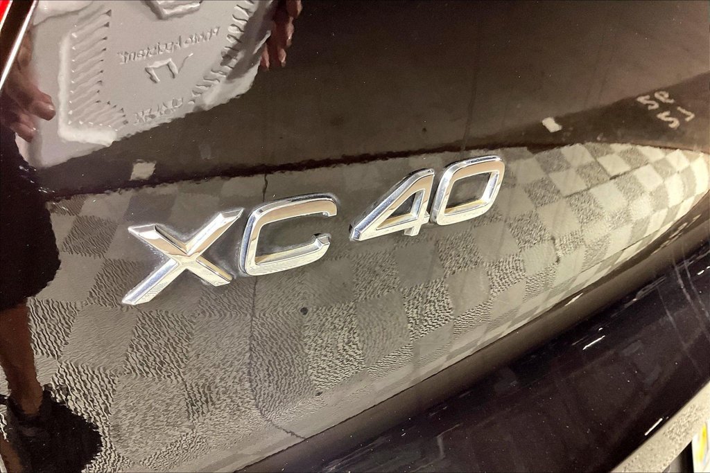 Used 2020 Volvo XC40 T4 Momentum FWD image 7