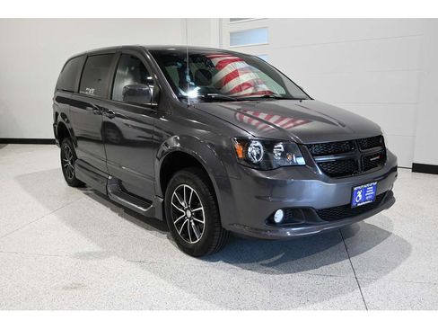 Used 2019 Dodge Grand Caravan SXT w/ Blacktop Package FWD image 3