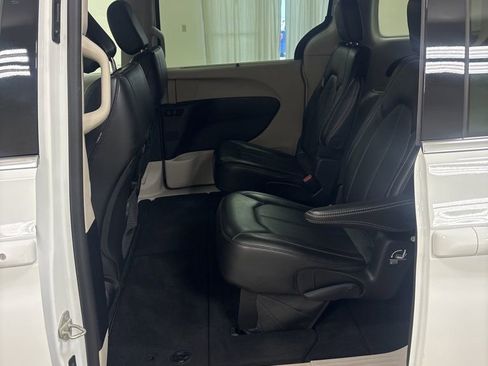 Used 2024 Chrysler Pacifica Touring-L image 21