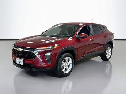 Used 2024 Chevrolet Trax LS w/ LS Convenience Package FWD image 3