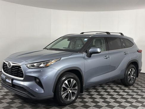 Used 2020 Toyota Highlander XLE AWD/4WD image 3