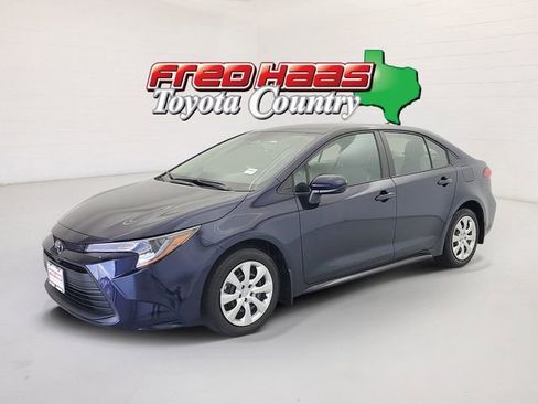Used 2025 Toyota Corolla LE FWD image 1