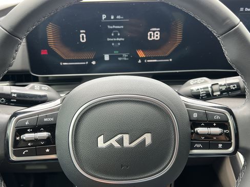 Used 2025 Kia Carnival EX FWD image 26