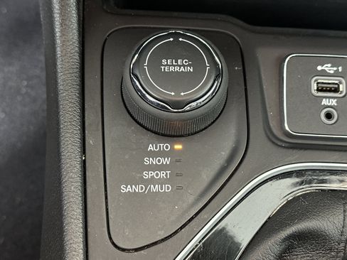 Used 2022 Jeep Cherokee Limited image 25