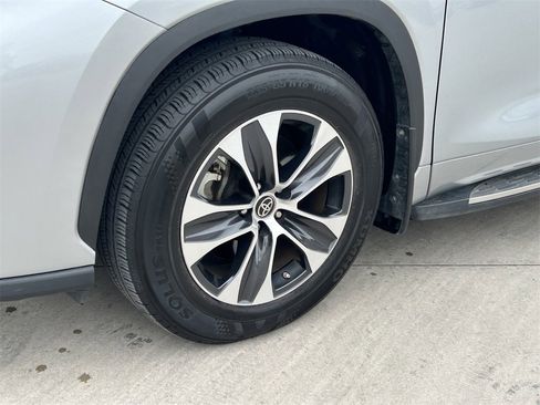 Used 2023 Toyota Highlander XLE image 9