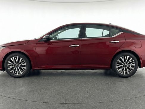 Used 2025 Nissan Altima 2.5 SV FWD image 5
