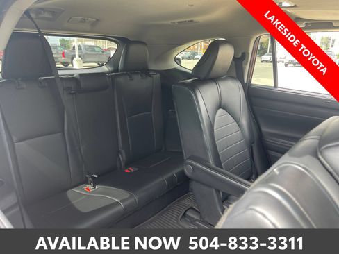 Used 2021 Toyota Highlander XLE FWD image 19