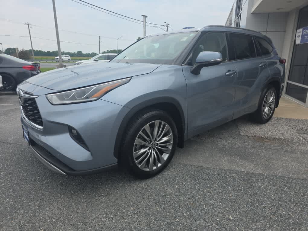 Used 2021 Toyota Highlander Platinum AWD/4WD image 1