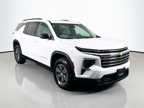 Used 2025 Chevrolet Traverse LT image 3