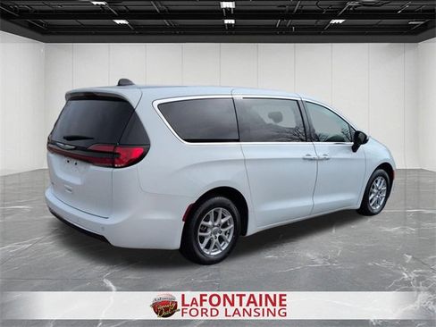 Used 2023 Chrysler Pacifica Touring-L image 5