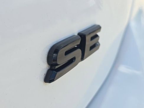 Used 2025 Toyota Camry SE image 11