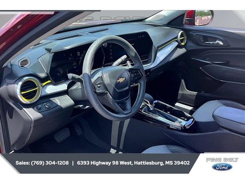 Used 2024 Chevrolet Trax LT FWD image 13