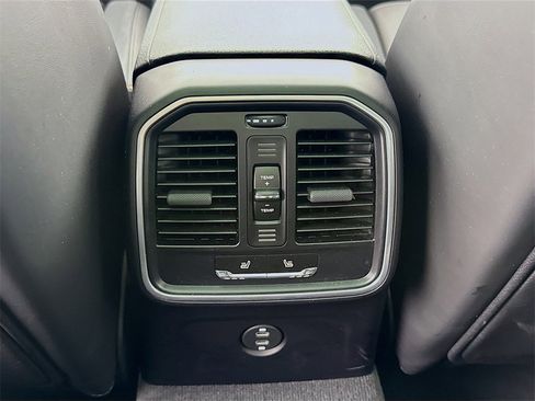 Used 2021 Porsche Macan image 27