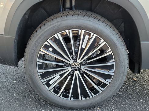 New 2026 Volkswagen Taos SE FWD image 36