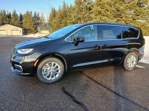 New 2026 Chrysler Pacifica Select image 3
