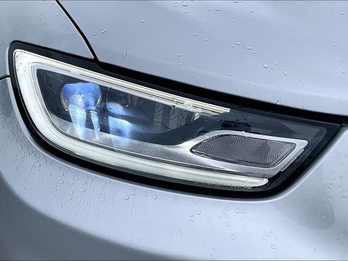 Used 2024 Chrysler Pacifica Touring-L image 32