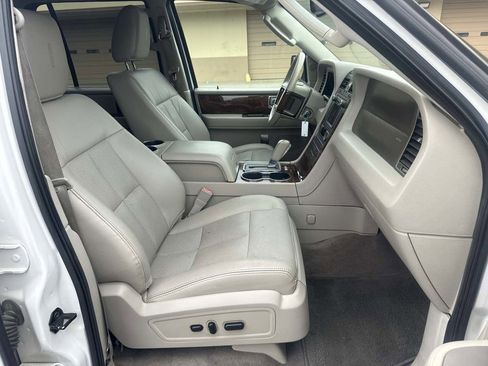 Used 2014 Lincoln Navigator 4WD image 22