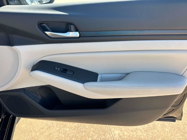 Used 2024 Nissan Altima 2.5 SV FWD image 18