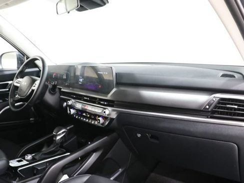 Used 2025 Kia Telluride LX FWD image 12