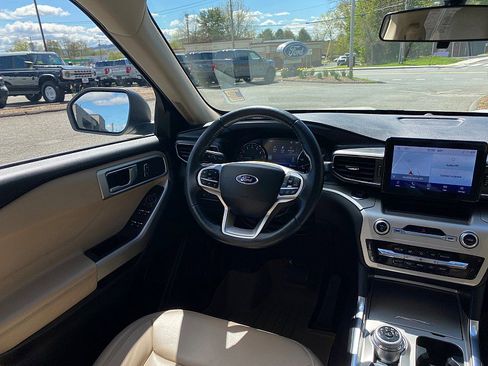 Used 2022 Ford Explorer XLT w/ Equipment Group 202A AWD/4WD image 18