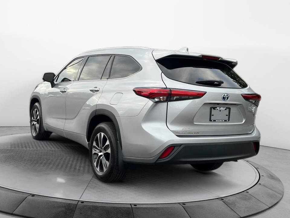 Used 2022 Toyota Highlander XLE AWD/4WD image 5