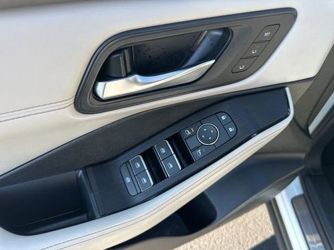 Used 2023 Nissan Rogue SL w/ SL Premium Package image 10