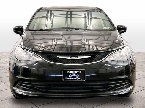 Used 2017 Chrysler Pacifica Touring w/ Tire & Wheel Group FWD image 3