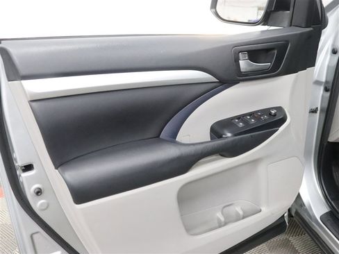 Used 2018 Toyota Highlander XLE AWD/4WD image 15