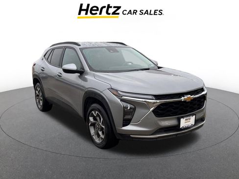 Used 2025 Chevrolet Trax LT image 1