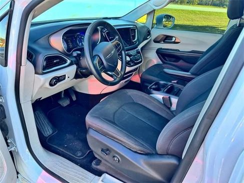 Used 2019 Chrysler Pacifica Touring Plus image 4