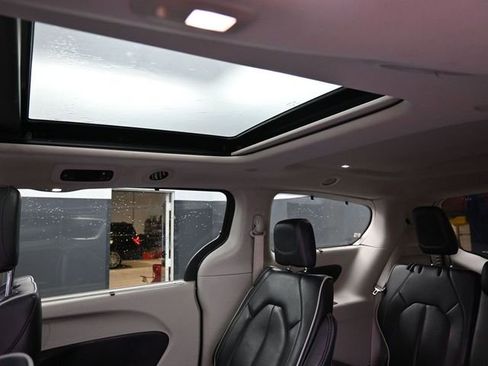 Used 2023 Chrysler Pacifica Limited image 15