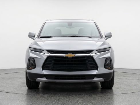 Used 2025 Chevrolet Blazer LT FWD image 2