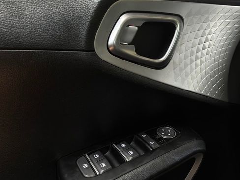 Used 2025 Kia Soul LX w/ LX Technology Package FWD image 18