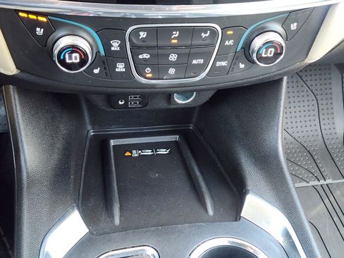 Used 2023 Chevrolet Traverse Premier FWD image 15