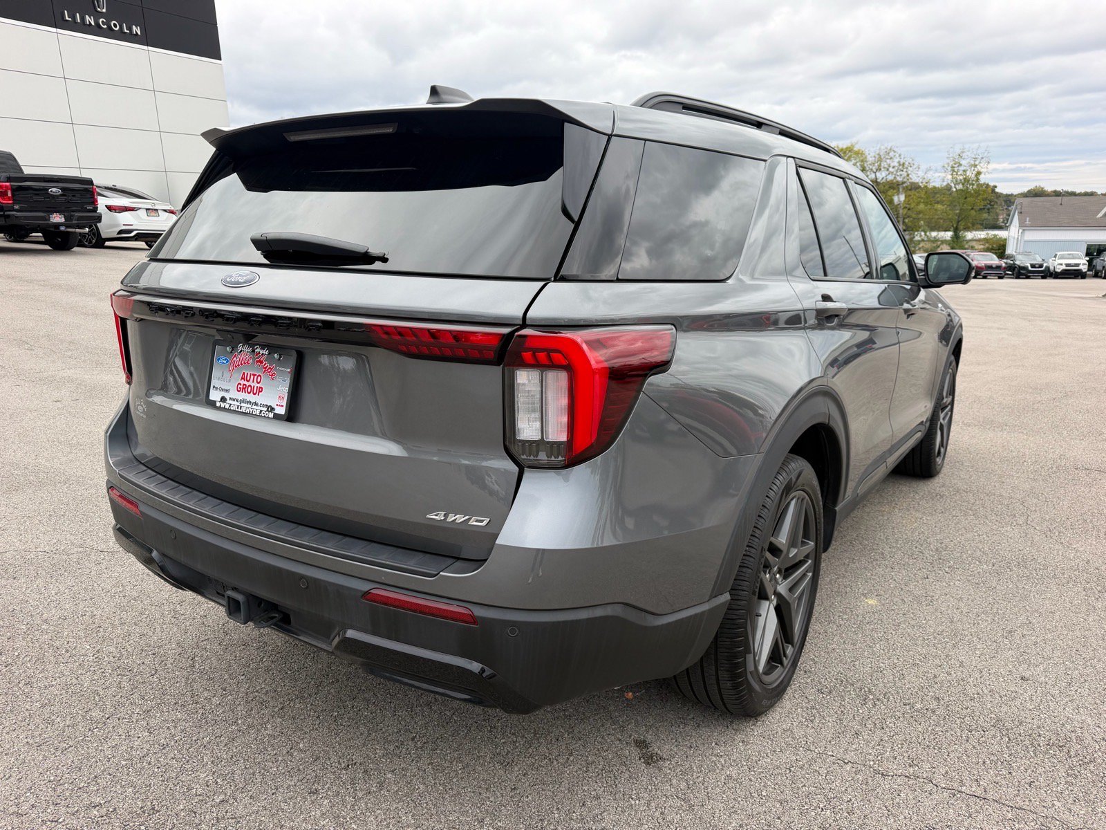Used 2025 Ford Explorer ST-Line w/ ST-Line Street Pack AWD/4WD image 13