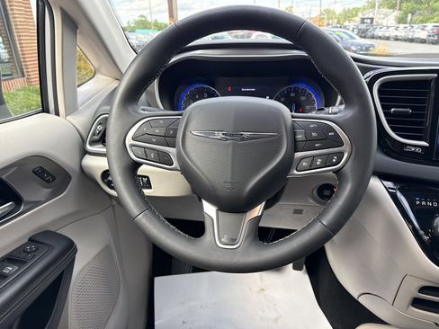 Used 2023 Chrysler Pacifica Touring-L FWD image 27
