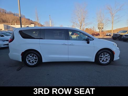 Used 2024 Chrysler Pacifica Touring-L image 3