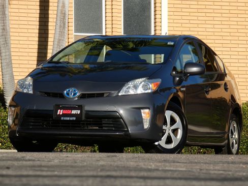 Used 2015 Toyota Prius Four image 2