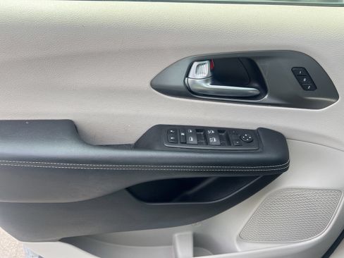 Used 2023 Chrysler Pacifica Touring-L FWD image 20