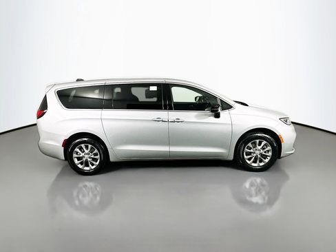New 2026 Chrysler Pacifica Limited image 8
