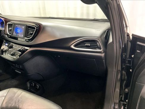 Used 2020 Chrysler Pacifica Touring-L image 13