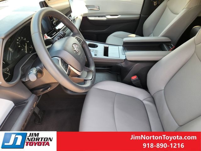 Used 2026 Toyota Sienna XLE FWD image 13