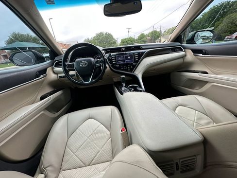 Used 2018 Toyota Camry XLE image 16
