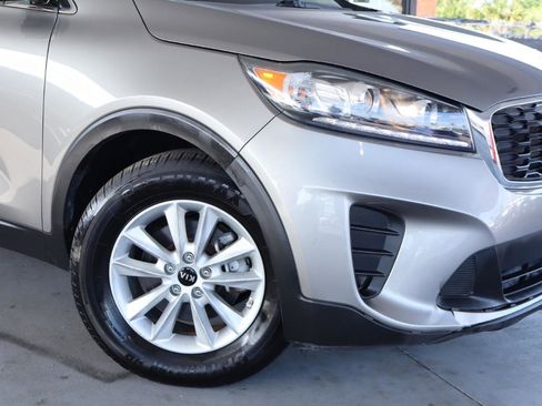 Used 2019 Kia Sorento FWD V6 image 4
