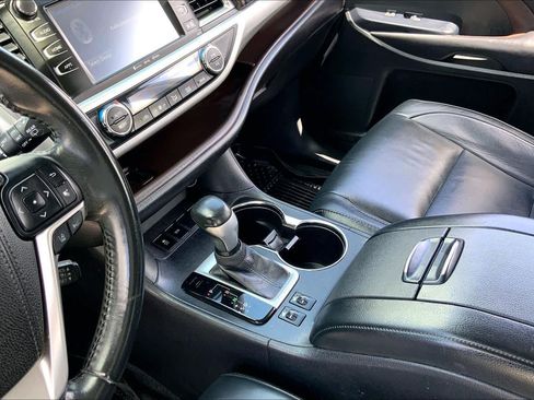 Used 2017 Toyota Highlander XLE FWD image 16