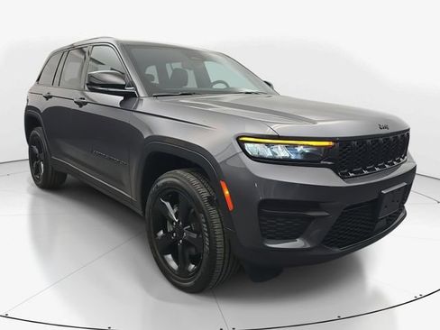 Used 2023 Jeep Grand Cherokee Altitude image 2