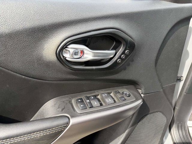 Used 2022 Jeep Cherokee Limited AWD/4WD image 18