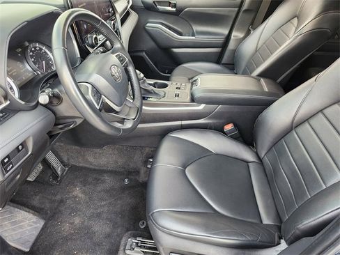 Used 2023 Toyota Highlander XLE image 9