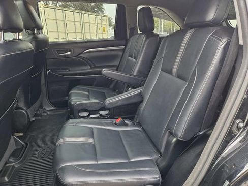 Used 2017 Toyota Highlander SE image 22